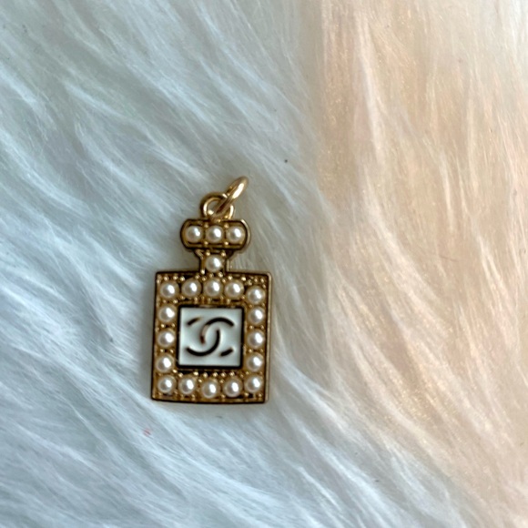 Gold and White Faux Pearl Pendant - Picture 1 of 2